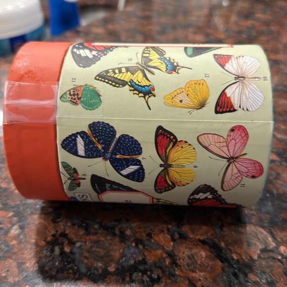 Papillons Butterflies Mini Puzzle 240 pieces -Red and Cream background - Picture 9 of 12